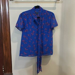 ANN TAYLOR BLUE AND RED FLOWERED FRONT TIE DETAIL BLOUSE SIZE M